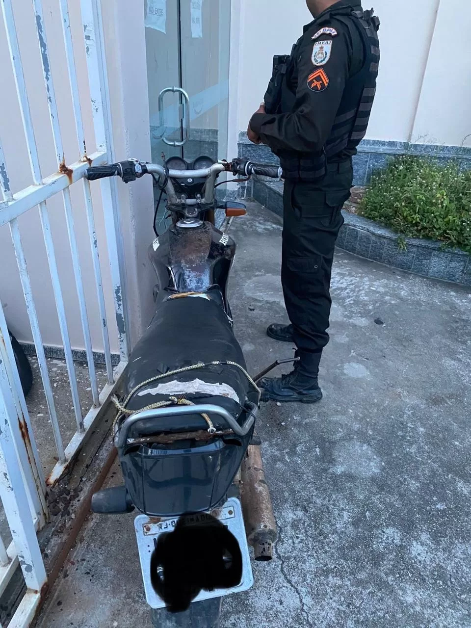 Polícia apreende motocicleta com placa adulterada e detém adolescente em Saquarema — RC24H