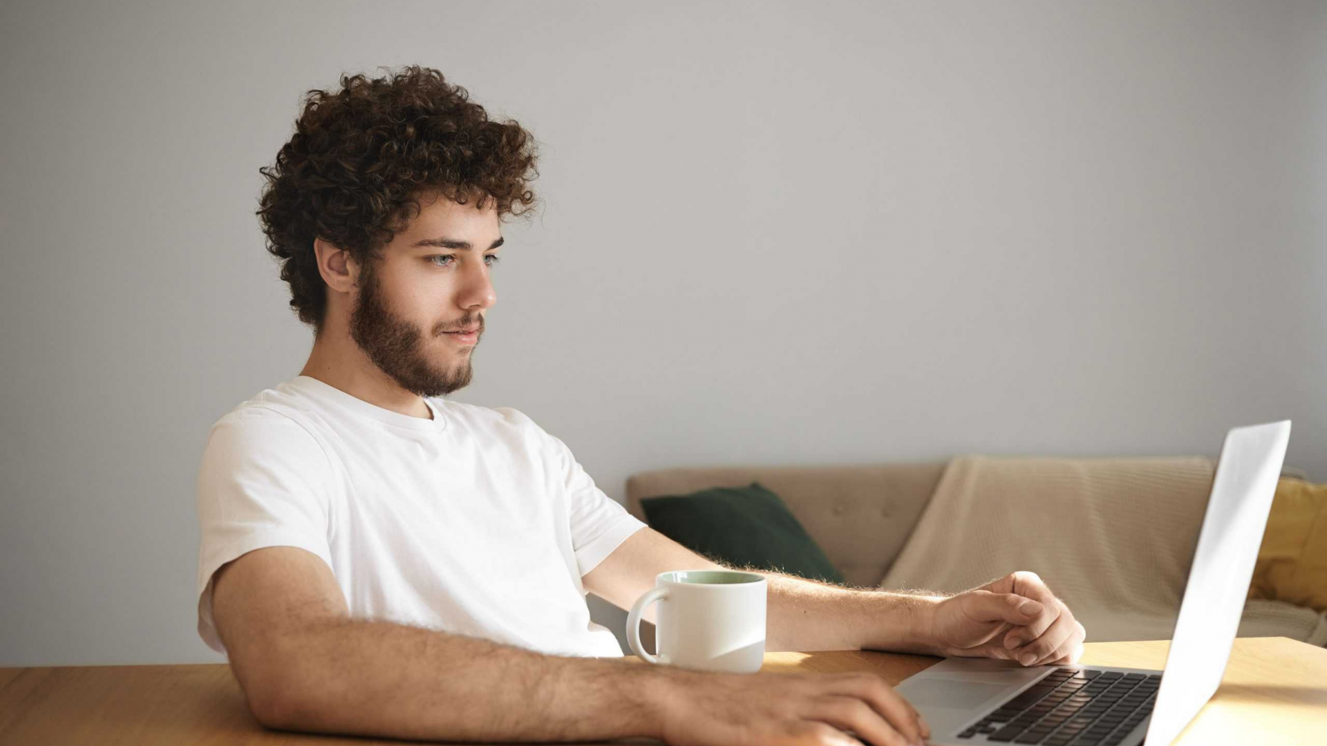 Pessoa realizando o licenciamento do veículo online