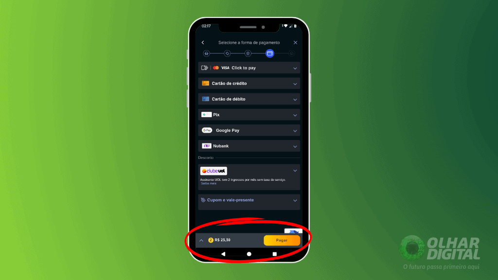 Um smartphone com o aplicativo do Ingresso.com aberto, tendo um fundo verde e exibindo o logo do Olhar Digital.