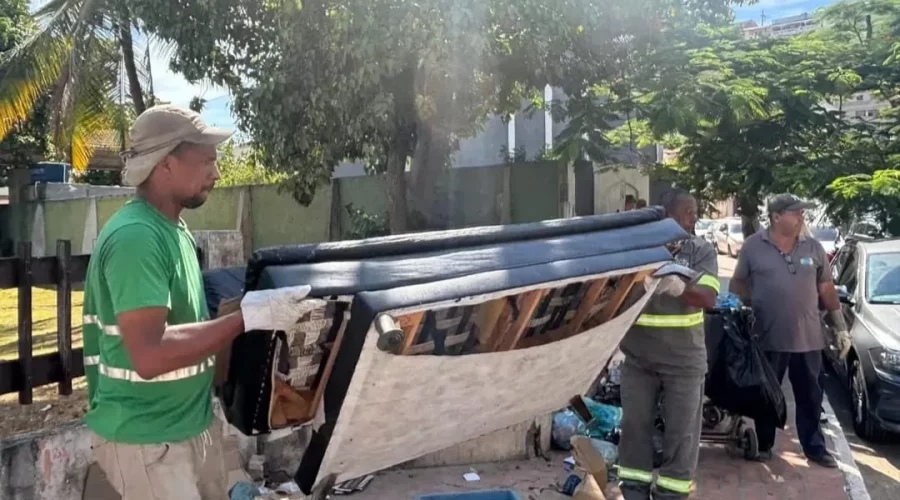 Arraial do Cabo coleta mais de duas toneladas de lixo e móveis na área central e na Prainha