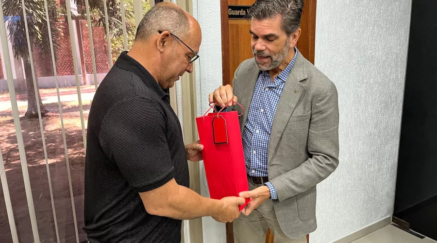 Prefeito de Arraial do Cabo se encontra com cônsul do Canadá para falar sobre turismo e parcerias