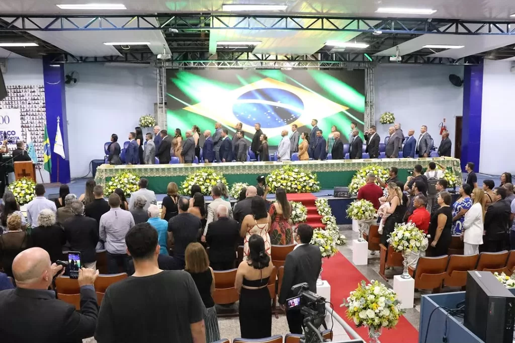 A prefeita Daniela Soares recebendo o prêmio