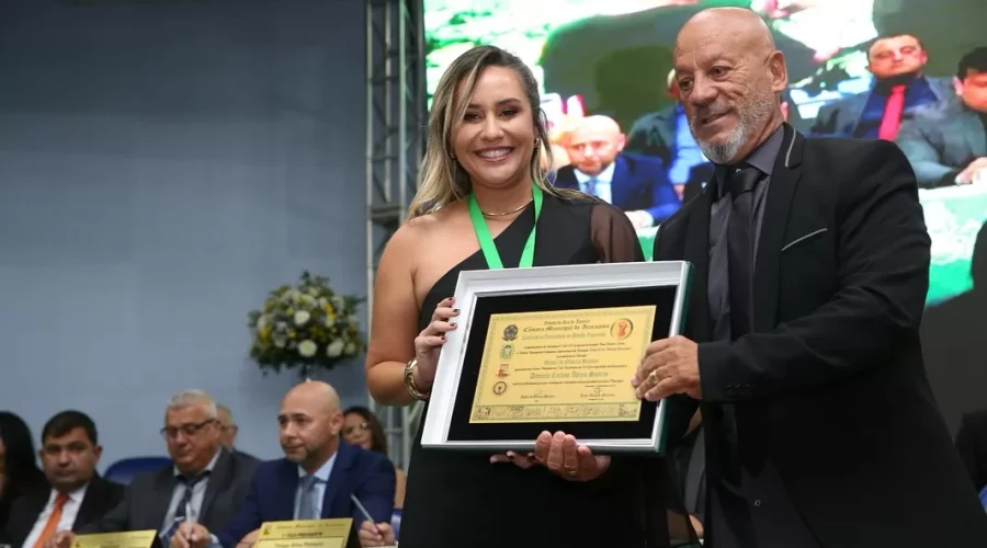 Prefeita de Araruama participa de evento solene e recebe homenagem