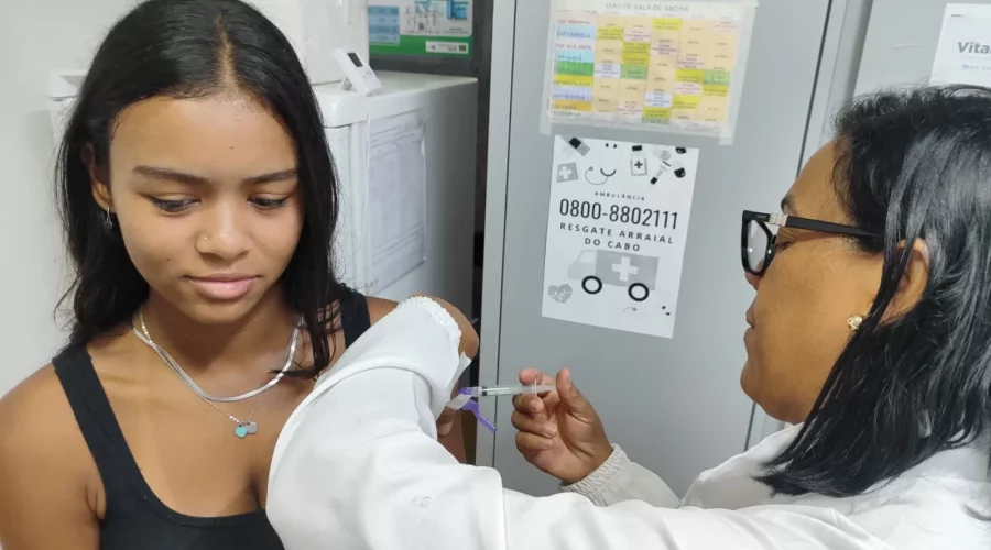 Arraial do Cabo intensifica vacinação contra dengue com ações em escolas e busca ativa