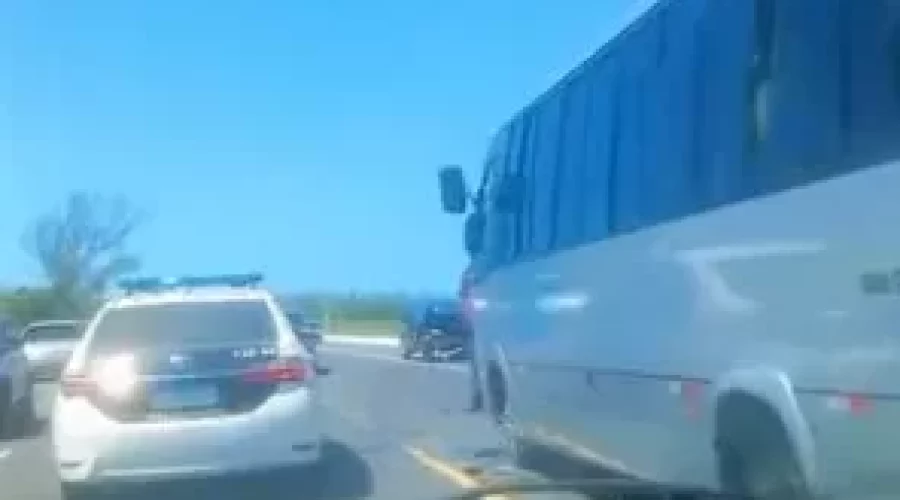 Arraial do Cabo: Veículo e micro-ônibus colidem na RJ-140, em Cabo Frio