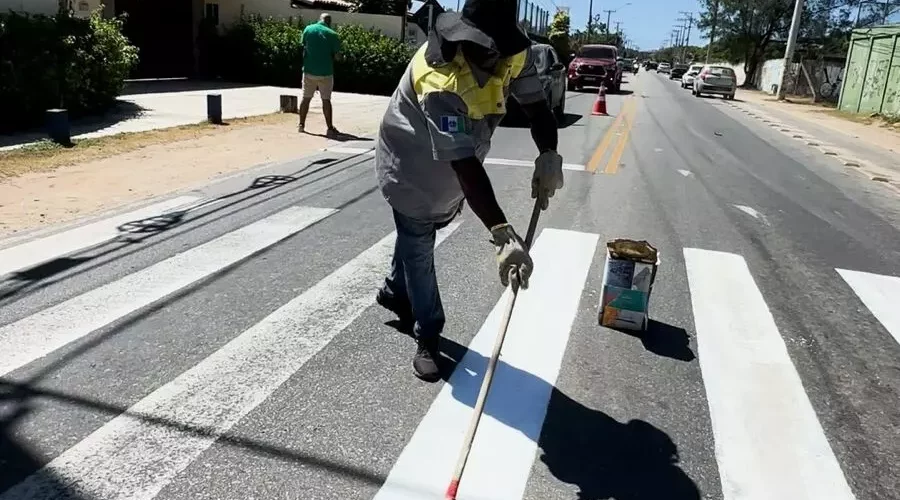 Búzios faz manutenção nas pinturas de faixas de pedestres e lombadas na entrada da cidade