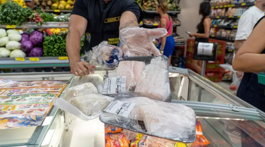 Búzios: PROCON e Vigilância Sanitária fiscalizam e descartam quase 200 kg de alimentos impróprios
