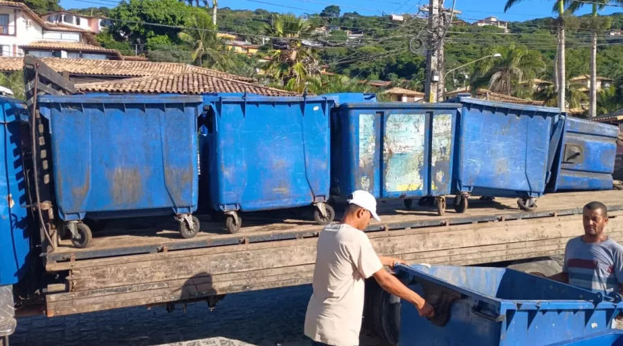 Búzios: Prefeitura substitui lixeiras danificadas por uso inadequado de entulho