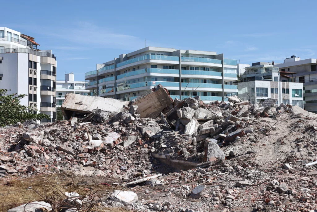 Prefeitura de Cabo Frio promove limpeza na área das dunas do Braga