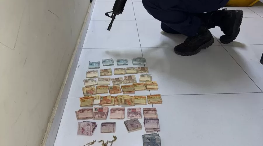 Polícia recupera joias, celulares e dinheiro com suspeito preso na RJ-124, em Araruama