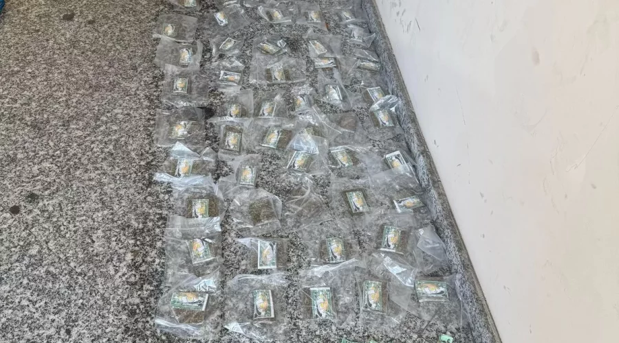 Casal é preso por tráfico de drogas após perseguição e tiroteio em Arraial do Cabo