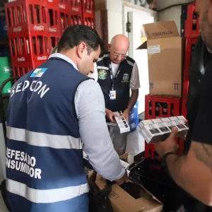 Depósito de bebidas é alvo de operação e 180 litros de produtos contrabandeados são apreendidos em Rio das Ostras — RC24H