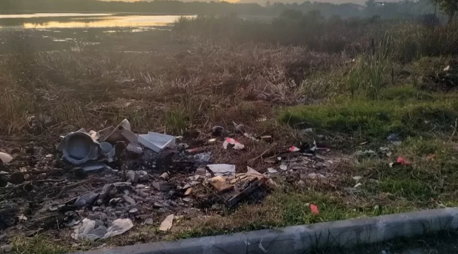 Saquarema: Homem é visto limpando terreno em área de proteção permanente