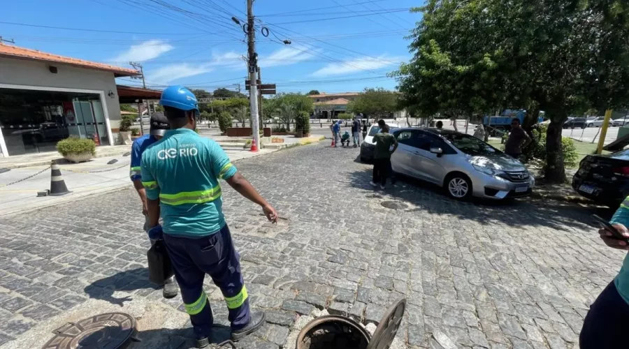 Búzios faz fiscalização de vazamento de efluentes em caixa de inspeção em Manguinhos