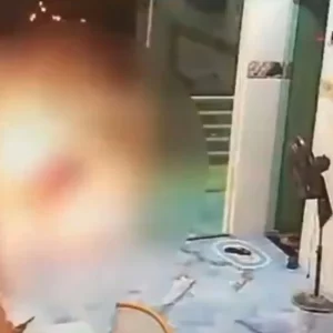 Criança sofre descarga elétrica durante brincadeira; vídeo | Enfoco