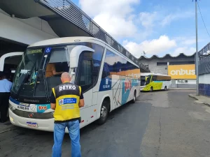 Ônibus com ar-condicionado com defeito ou desligado são autuados | Enfoco