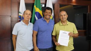 Prefeito de São Pedro da Aldeia Fábio do Pastel assina termo para instalação de centro de distribuição logístico