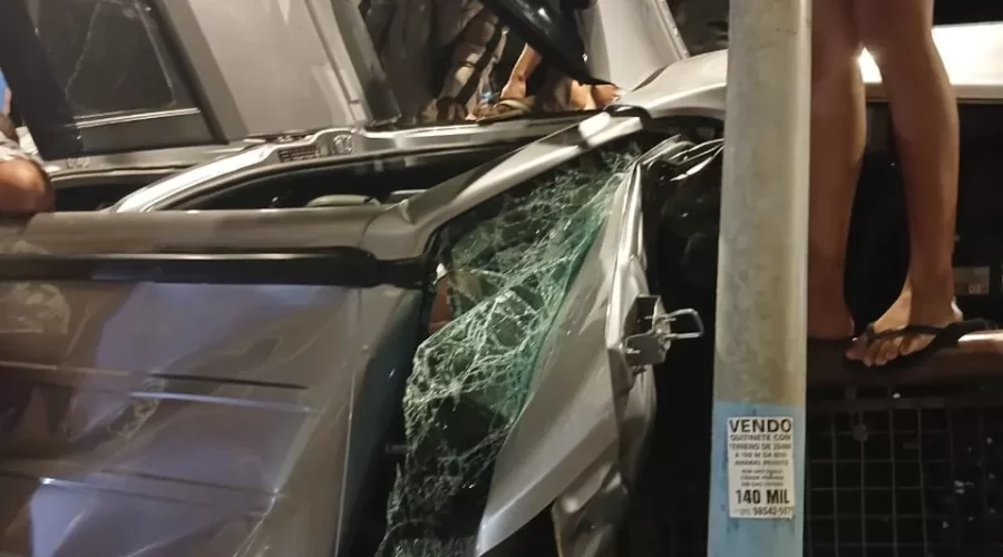 Rio das Ostras: Casal falece em colisão após veículo cair de ponte