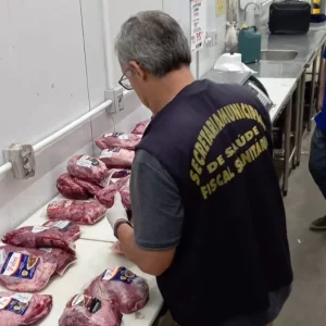 Vigilância Sanitária apreende 70 kg de carne imprópria para consumo em Rio das Ostras — RC24H
