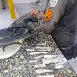 Adolescente foge, joga drogas no chão e é apreendido por tráfico em Cabo Frio — RC24H
