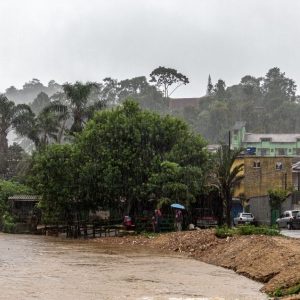 Chuvas intensas no RJ provocam acionamento de sirenes e deslizamento, e deixam desalojados em Angra dos Reis