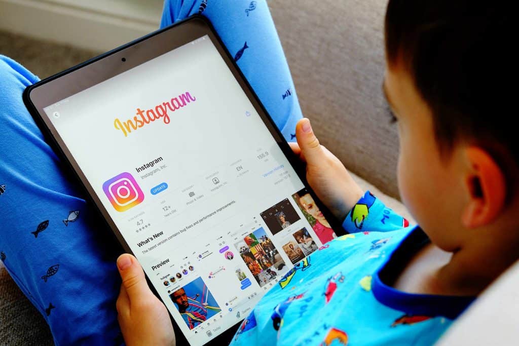 6 maneiras de usar seu tablet para melhorar sua rotina diária Guia Região dos Lagos 10 Criança usando aplicativo do Instagram em um tablet