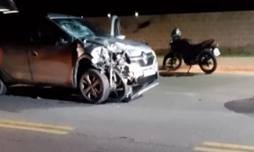 Carro ficou com a traseira totalmente destruída por conta da colisão