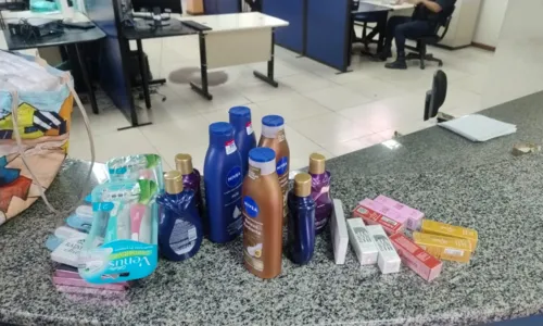 Acusada portava cosméticos e itens de higiene pessoal Acusada com itens furtados em Maricá