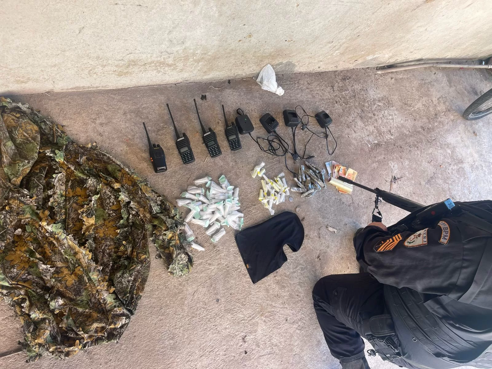 Homem é preso com cocaína, maconha e roupa camuflada em Cabo Frio — RC24H