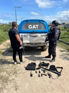 PM apreende escopeta, pistola, revólver e outros equipamentos em área de mata de Cabo Frio — RC24H