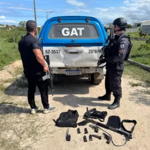 PM apreende escopeta, pistola, revólver e outros equipamentos em área de mata de Cabo Frio — RC24H
