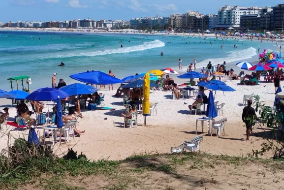Mais de 100 garrafas de vidro são retiradas das praias durante os feriadões em Cabo Frio — RC24H