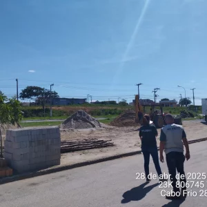 Cabo Frio fiscaliza remoção de ferro-velho em área verde do Reserva do Peró — RC24H