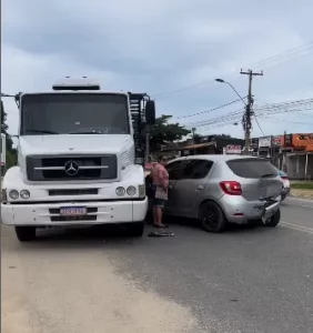 Três carros colidem e homem se machuca em Araruama – Confira os detalhes! Acidente envolvendo três veículos deixa homem ferido em Araruama — RC24H