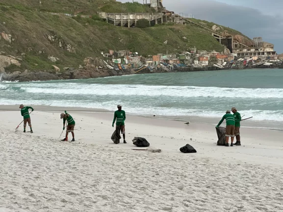 Mais de 420 toneladas de lixo são recolhidas durante feriado da Semana Santa em Arraial — RC24H