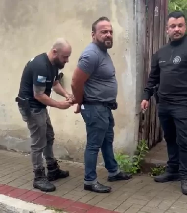 Médico é preso em flagrante por maus-tratos após polícia encontrar cães mortos em freezer, em Arraial do Cabo — RC24H