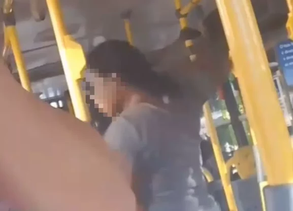Mulher é flagrada socando marido dentro de ônibus em Arraial do Cabo — RC24H
