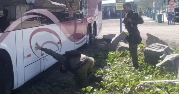 Ônibus é flagrado despejando dejetos no solo em estacionamento de Arraial do Cabo — RC24H