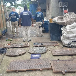 Tampas de bueiros são achadas em ferro-velho no Rio | Enfoco