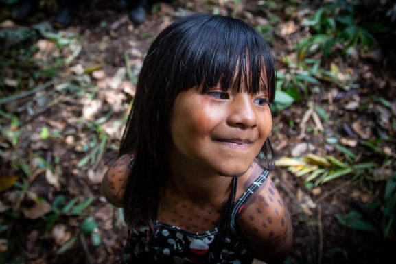 Kiara menina indígena