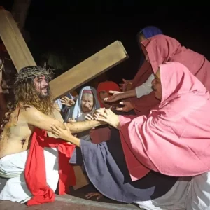 Búzios celebra os 25 anos da Via Sacra com encenação pelas ruas do Centro Histórico — RC24H