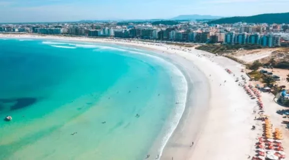 Praia do Forte, em Cabo Frio, e Orla Bardot, em Búzios, estão entre as mais fotografadas do Brasil, segundo o Google Maps — RC24H