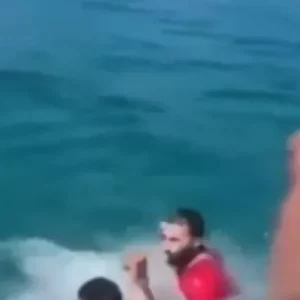 Ambulantes brigam dentro do mar na Região dos Lagos; vídeo | Enfoco