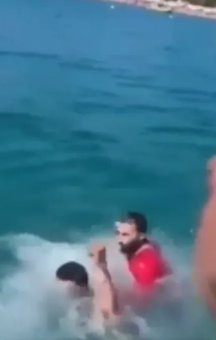 Ambulantes brigam dentro do mar na Região dos Lagos; vídeo | Enfoco
