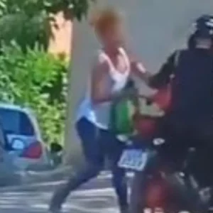 Motociclista de app apanha ao se recusar a entrar em comunidade de Niterói | Enfoco
