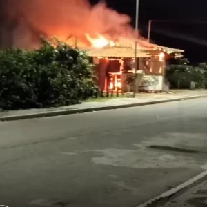 Quiosque pega fogo na orla de Tamoios, em Cabo Frio, na madrugada desta quarta-feira (23) — RC24H