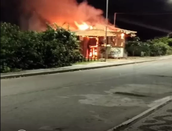 Quiosque pega fogo na orla de Tamoios, em Cabo Frio, na madrugada desta quarta-feira (23) — RC24H