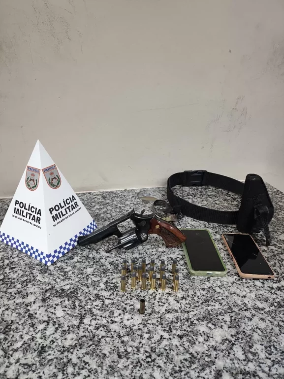 homem é preso e adolescente fica ferido após colisão com viatura em Cabo Frio — RC24H