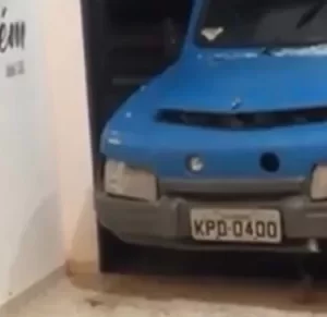 Carro desgovernado invade cafeteria de Araruama — RC24H