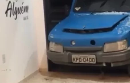 Carro desgovernado invade cafeteria de Araruama — RC24H